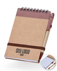 Bloco de anotações de 14x9 cm, feito de material isolante e de construção, em papel marrom. Vazio, com espaço para escrever e guardar mensagens. Fechado, com design vintage e textura corrugada. Objeto de escritório e negócios, ideal para organizar e enviar informações.