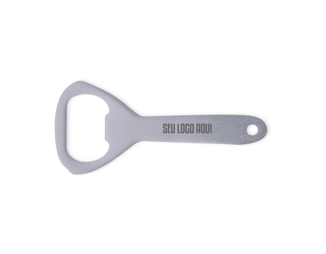 A imagem mostra um abridor de garrafa metálico, feito de aço inoxidável e com um design ajustável e afiado. É um utensílio de cozinha prático e versátil, ideal para abrir garrafas com facilidade. O abridor de garrafa possui uma alça resistente e durável, o que o torna perfeito para uso doméstico ou em restaurantes. Sua cor prateada e acabamento cromado dão um toque de elegância ao produto.