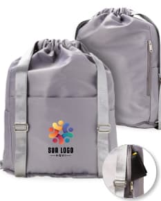 Mochila saco de poliéster preta, com detalhes em couro, fivela de metal e bolso lateral. Ideal para uso casual, escritório ou viagens a negócios. Estilo moderno e elegante, com fecho de cordão e alças ajustáveis.