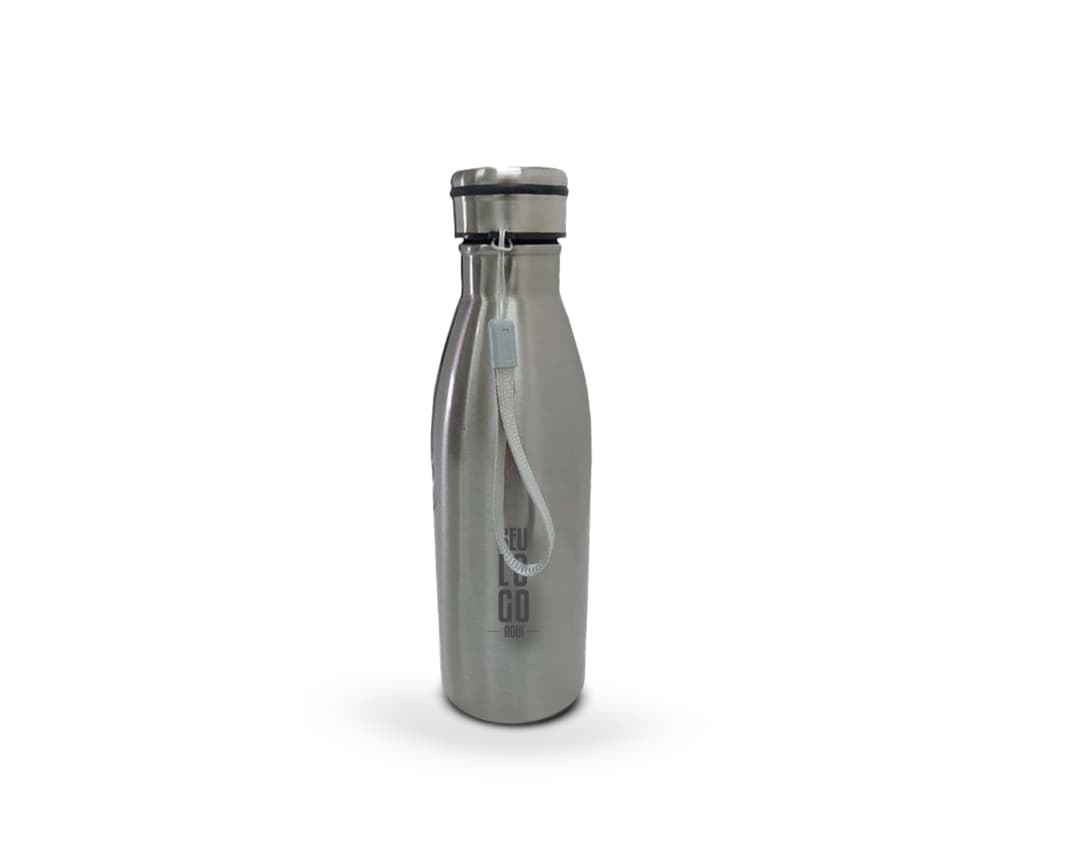 Garrafa de alumínio de 650ml, perfeita para manter suas bebidas sempre frescas e na temperatura ideal. Ideal para levar para o trabalho, academia, viagens ou passeios ao ar livre. Com design moderno e resistente, garanta a sua agora e tenha sempre sua bebida favorita por perto. Aproveite!