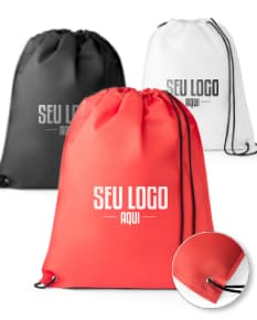 Mochila Saco Tnt preta e marrom com alça de couro, design elegante e textura suave. Ideal para viagens e compras, possui shape clean e estilo retro. Perfecto para transporte de mercadorias e objetos de forma organizada e com muito charme.