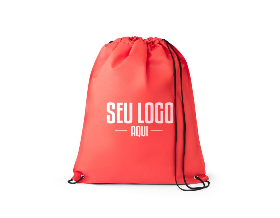 Mochila Saco Tnt preta e marrom com alça de couro, design elegante e textura suave. Ideal para viagens e compras, possui shape clean e estilo retro. Perfecto para transporte de mercadorias e objetos de forma organizada e com muito charme.