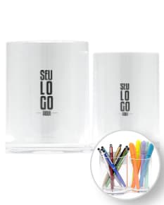 Um porta caneta duplo colorido, feito de madeira, contendo lápis, canetas, giz de cera e outros materiais de escrita e desenho. O objeto é perfeito para organizar ferramentas criativas e de escrita, sendo ideal para uso escolar, artístico ou de escritório.