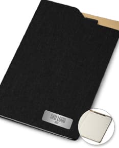 Caderno de anotações em 3D com suporte para caneta, páginas em branco, vazio, espaço para escrever mensagens e informações. Capa amarela listrada, design clean e organizado, ideal para uso no escritório, escola ou em casa.