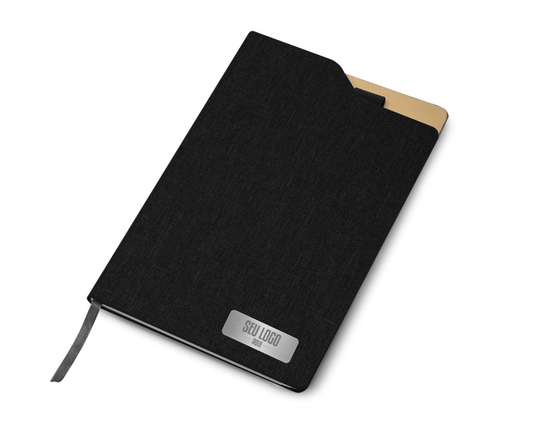 Caderno de anotações em 3D com suporte para caneta, páginas em branco, vazio, espaço para escrever mensagens e informações. Capa amarela listrada, design clean e organizado, ideal para uso no escritório, escola ou em casa.