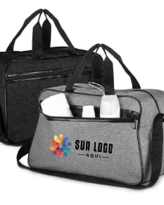 Mala esportiva de couro preto com bolso externo, alça de mão e alça de ombro, moderna e elegante, ideal para viagens e transporte de equipamentos esportivos.