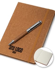 Kit caderno e caneta reciclável em uma mesa de escritório com notebook, papel, livro, caneta, notas em branco, diário, documentos, bloco de notas, lembrete, mensagem, lista, organizador de couro, moeda, carta, notas, lápis e envelope.