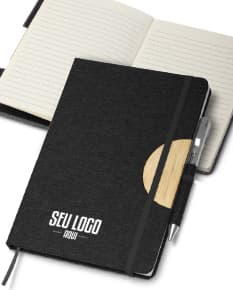 Notebook de couro preto com elástico e caneta, fechado, contendo informações pessoais e financeiras. Inclui wallet de plástico para armazenamento de documentos e money.
