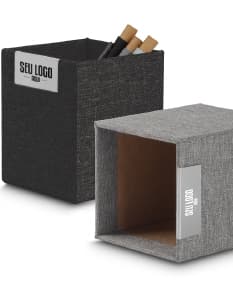 Porta caneta marrom de couro com fecho de metal e detalhes em fita de cetim.