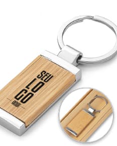 Chaveiro de metal com detalhes em bambu e suporte.