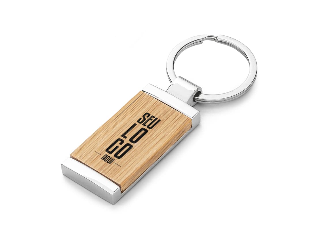 Chaveiro de metal com detalhes em bambu e suporte.