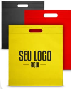 Envelope de papel em branco dentro de um container, sobre um papel de carta decorado, com um design vintage e bordas texturizadas. O ambiente é de um escritório vazio, com um notebook aberto ao lado da sacola de 355 x 390 mm. na cor rosa.