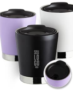 Copo de parede dupla de 300ml feito de inox, de cor prateada e brilhante. O copo está limpo e vazio, com design moderno e alça para segurar.