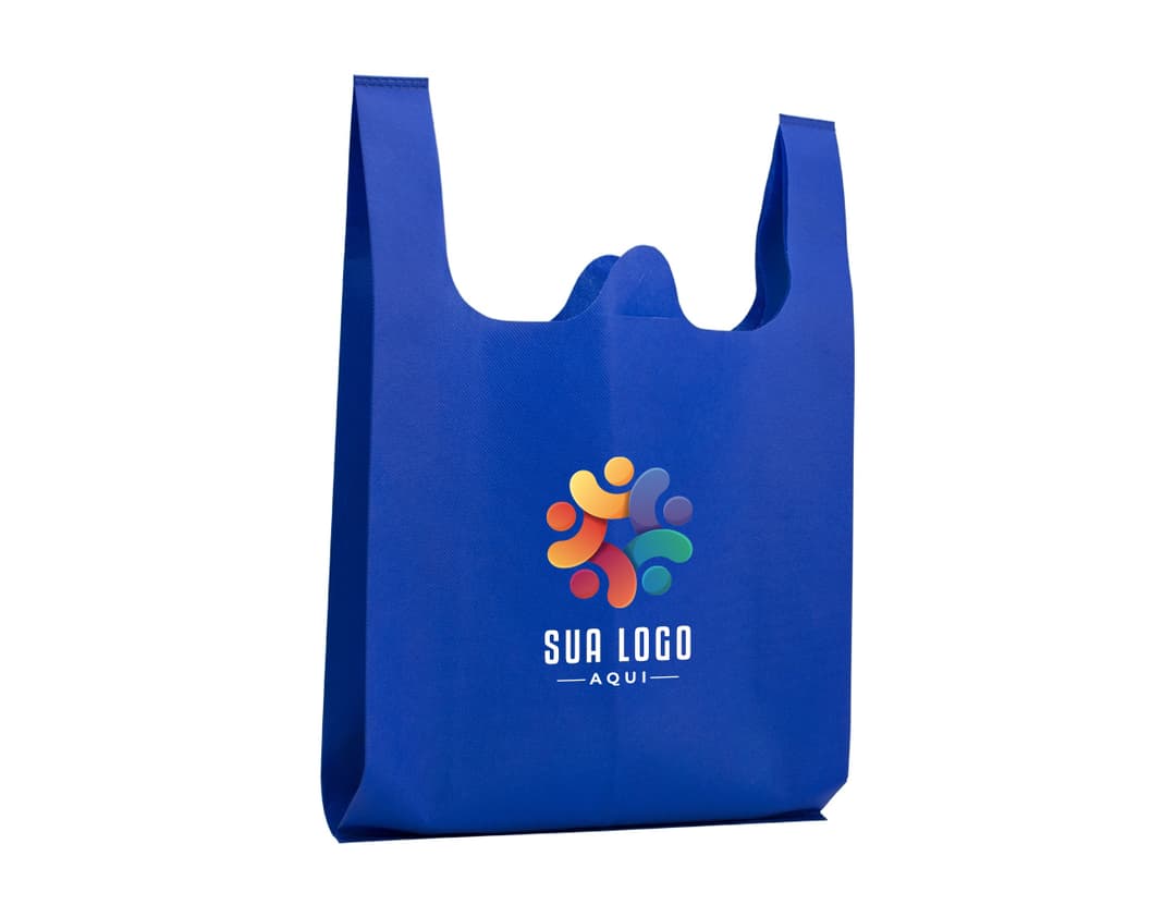 Sacola TNT com alça termo selada em design moderno e decorativo, possui elementos criativos e coloridos como desenhos de corações e estrelas. Ideal para promoções, presentes e eventos com tema de celebração.