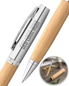 Caneta esferográfica feita de bambu em um estojo. Corpo de metal e detalhes em rosa. Estilo fashion e elegante para uso pessoal ou de negócios.