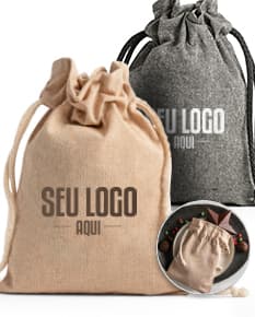 Saquinho de algodão vintage em tecido marrom texturizado com fechamento de cordão de algodão.textContent