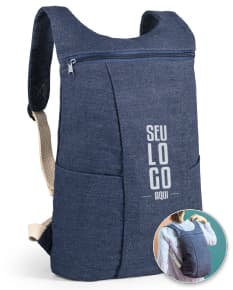 Mochila denim reciclado com alças pretas, fivela de metal, fecho de zíper, bolso lateral, design moderno e estilo fashion.