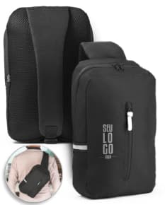 Homem de terno preto segurando uma mochila tiracolo feita de rPET com refletores.