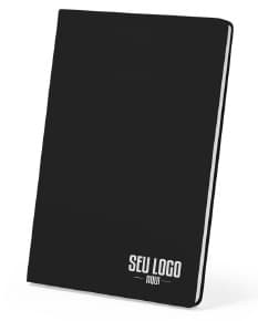 Bloco de anotações 21x15 em um escritório vazio com notebook, papel em branco, objetos de papelaria e espaço para escrever.