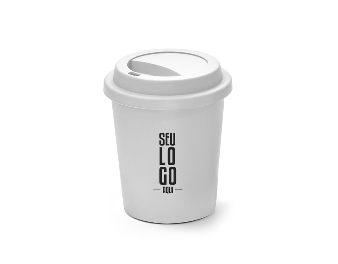 Copo de viagem 350ml c/ tampa em metal e plástico na cor preta e prateada, design industrial, com tampa fechada e capacidade para líquidos quentes.