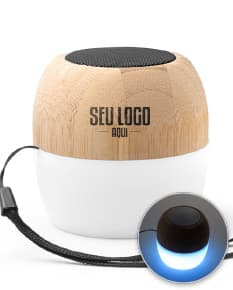 Caixa de som moderna com design de bambu, equipada com tecnologia LED e Bluetooth v5.0. Aparelho de áudio de alta qualidade, com acabamento em prata e preto. Ideal para estúdios de música e entretenimento, com sistema de som estéreo e alto-falantes de alto desempenho. Perfeito para reproduzir músicas com qualidade e potência, seja em casa ou em eventos.