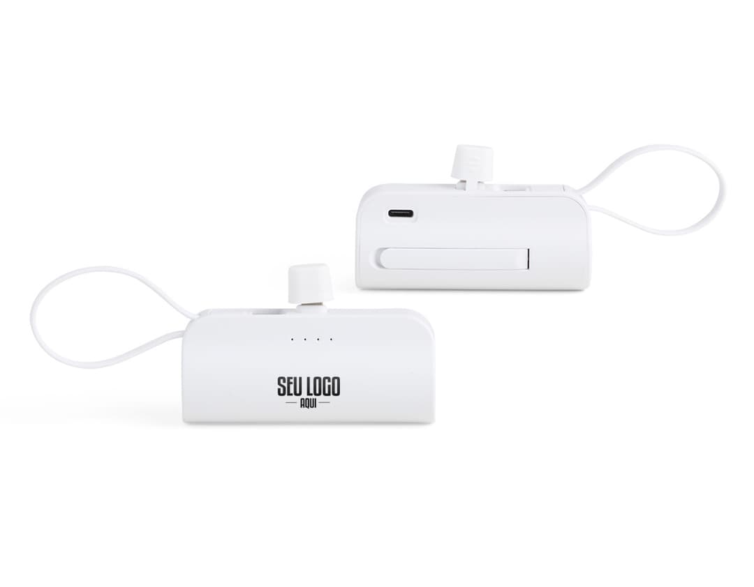 Power bank 5.000mAh c/ suporte em formato 3D. O carregador portátil possui conexão USB, feito de plástico com acabamento prateado e cabo de aço. Ideal para carregar dispositivos eletrônicos como smartphones e tablets durante o dia-a-dia.