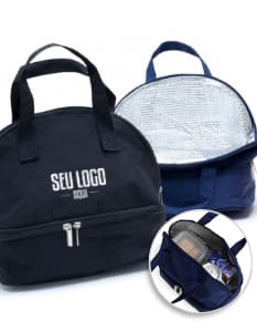 Bolsa térmica 6 litros: Perfeita para manter seus alimentos frescos em qualquer lugar! Moderna, elegante e prática, essa bolsa é o acessório perfeito para viagens de negócios ou momentos de lazer. Feita em couro de alta qualidade, possui alça ajustável e fecho com zíper. Compre já!