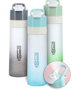 Squeeze bicolor 650ml c/ borrifador em plástico transparente, design elegante e curvo, contendo líquido perfumado. O objeto possui tampa de metal prateada e é ideal para cuidados pessoais e higiene diária. Adequado para uso no banheiro, spa ou casa, proporcionando praticidade e frescor.