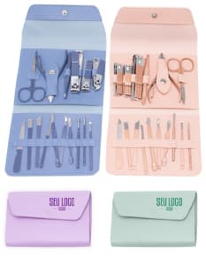 Kit manicure com 16 peças dentro de um estojo. O conjunto inclui ferramentas de metal e plástico, como alicate, tesoura, empurrador de cutículas, entre outros itens essenciais para cuidados com as mãos e unhas. Ideal para uso comercial em salões de beleza e cuidados pessoais em casa.