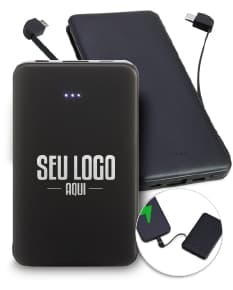 Power Bank Plástico 5.000mAh preto, dispositivo de tecnologia com adaptador e cabo de conexão. Equipamento eletrônico moderno para carregar dispositivos móveis. Visto contra um fundo de papel e teclado de computador.