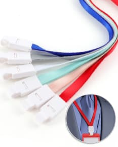 Cordão para Crachá Poliéster com design moderno e colorido, com linhas curvas e onduladas em um padrão artístico e abstrato. O fundo é texturizado e possui gradientes de cores vibrantes, transmitindo energia e dinamismo. Ideal para uso em eventos corporativos e apresentações.