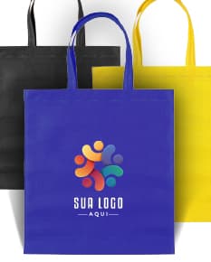 Sacola de compras de estilo boutique, feita de tecido TNT costurado e selado termicamente. O design inclui alça de metal, fecho de segurança, etiqueta de papel e cor amarela brilhante. Ideal para compras no varejo, presente ou proteção de objetos pessoais.