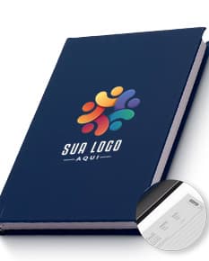 Agenda 2025 emborrachada com capa azul e elástico. Páginas internas em papel reciclado e marcador de página.