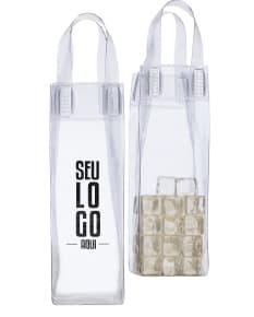 Sacola transparente para transporte de bebidas, contendo garrafas de vodka, vinho, cerveja e água. A sacola é de plástico, com capacidade para diversos tipos de bebidas alcoólicas e não alcoólicas. A imagem mostra a praticidade e a versatilidade do produto para festas, celebrações e eventos.