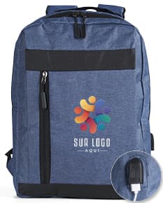 Homem de negócios usando um dispositivo eletrônico em um avião, com uma mochila de nylon preta nas costas. O bolso da mochila contém um cabo USB e há um jeans preto amarrado ao redor da alça.