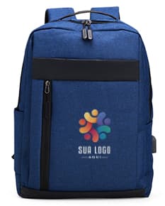 Mochila de nylon preta com capacidade de 21 litros, com detalhes em couro. Possui compartimento para USB, alças, zíper, etiqueta com logotipo e bolso frontal. Ideal para viagens e uso diário, estilo moderno e elegante.