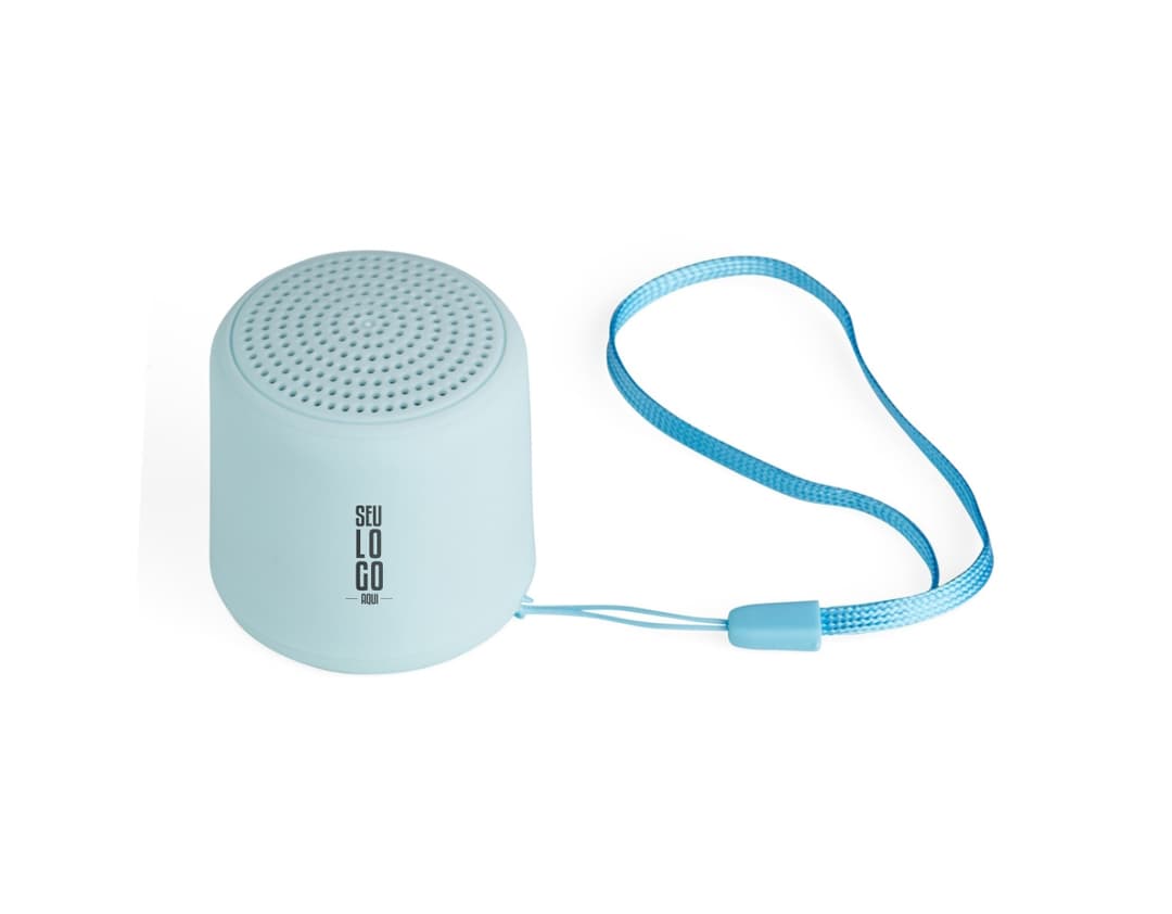 Caixa de som Bluetooth preta e prateada, com design moderno e compacto. Feita de material metálico e plástico, possui botões de controle, entrada USB e conexão sem fio. Ideal para uso em escritórios, em casa ou em ambientes corporativos.