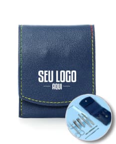 Kit Manicure 7 peças em case de couro preto. Perfeito para organizar seus acessórios de beleza no escritório ou em viagens. Compre já e mantenha suas unhas impecáveis em qualquer lugar!
