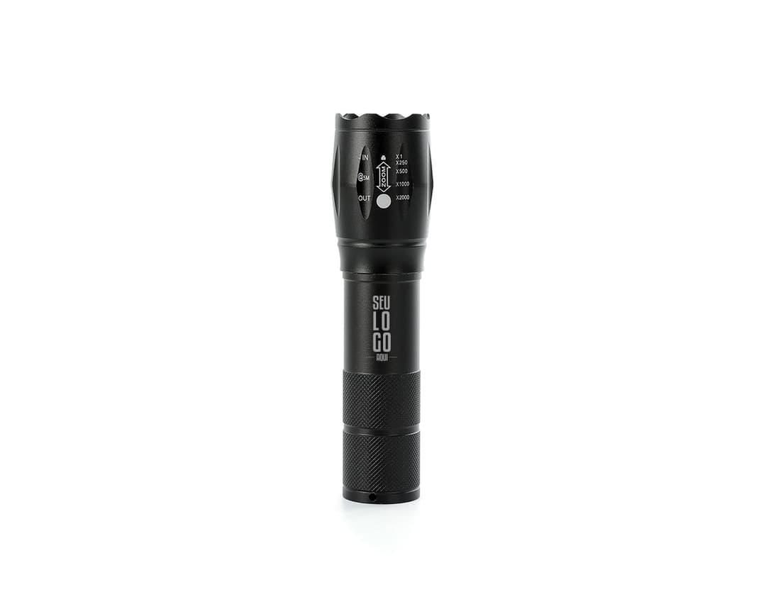 Lanterna led recarregável com zoom, em metal prateado e detalhes em plástico preto. O equipamento possui design clássico e elegante, ideal para uso em casa, escola ou no trabalho.