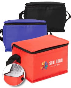 Bolsa térmica de 4 litros em formato de caixa, feita de plástico resistente. Decorada com fita e laço, é perfeita para presentes em datas comemorativas como aniversários e Dia dos Namorados. Ideal para armazenar alimentos e bebidas, mantendo-os frescos por mais tempo. A bolsa possui um design elegante e é uma ótima opção para quem gosta de praticidade e estilo.