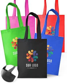 Sacola de TNT branca, lisa e resistente, ideal para compras e transporte de objetos.