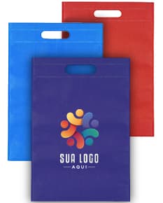 Envelope de papel em um container branco com uma bandeira nacional icônica. O símbolo do card de design de negócios vazio está em destaque, junto com um ícone de carta e uma etiqueta amarela. O template de arte retrô inclui um clip de papel padronizado, com sombras e ícones de comunicação. O produto destaca-se em fundo preto, com a imagem espalhada em uma coleção de stationery.