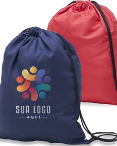Mochila saco sublimática de microfibra em tom marrom vintage, com detalhes em couro e design retro. A imagem mostra o item em um fundo de papel envelhecido, transmitindo um ar de elegância e estilo.