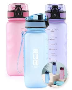 Imagem de um Squeeze Plástico com capacidade de 550mL, possuindo alça de Nylon para facilitar o transporte.