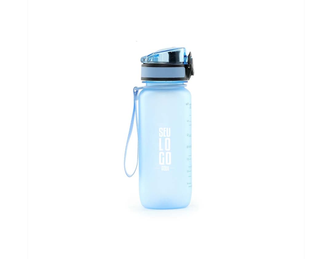 Imagem de um Squeeze Plástico com capacidade de 550mL, possuindo alça de Nylon para facilitar o transporte.