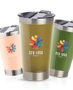 Copo Térmico Brilho e Cores Especiais em tons de amarelo e laranja, transparente e com efeito de reflexo. O copo é ideal para bebidas geladas, como sucos, vitaminas e cocktails refrescantes. Ideal também para manter a temperatura de drinks alcóolicos como vodka e cervejas geladas. Perfeito para quem busca praticidade e estilo em seus momentos de consumo.