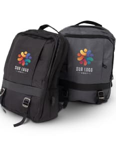 Mochila de Nylon 20 Litros preta, moderna e profissional, com equipamento eletrônico, lentes e câmera digital. Possui um estilo vintage e retro, com fecho de zíper, alça de couro e compartimentos para armazenar objetos de fotografia. Ideal para viagens e uso diário.