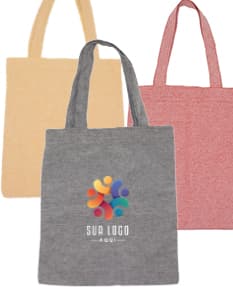 Sacolas de algodão marrom com alças internas em uma loja de moda feminina. Os sacos estão vazios e fechados com etiquetas de papel e fechos de segurança. O design inclui um símbolo de cadeado e etiquetas de preço. Ideal para embalar roupas, presentes ou mercadorias, proporcionando segurança e proteção aos itens contidos.