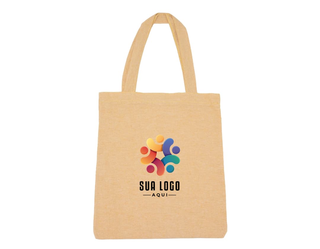 Sacolas de algodão marrom com alças internas em uma loja de moda feminina. Os sacos estão vazios e fechados com etiquetas de papel e fechos de segurança. O design inclui um símbolo de cadeado e etiquetas de preço. Ideal para embalar roupas, presentes ou mercadorias, proporcionando segurança e proteção aos itens contidos.