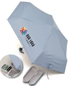 Guarda chuva manual sendo segurado por uma pessoa sorridente em um escritório moderno com um computador e monitor ao fundo. O guarda chuva é preto e está aberto, sugerindo proteção contra a chuva. A pessoa está vestindo roupas profissionais e parece feliz. A imagem transmite a ideia de segurança e conforto em dias chuvosos.